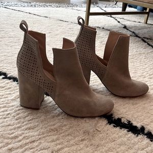 Steve Madden Nomad Boots, sz 8.5, gray suede, worn ONCE.